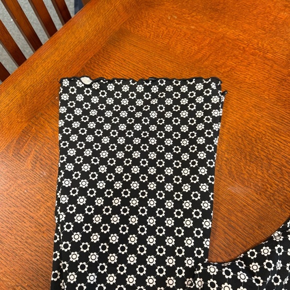 SO size small Black and White Floral High Rise Flare leggings super fun - Picture 7 of 7